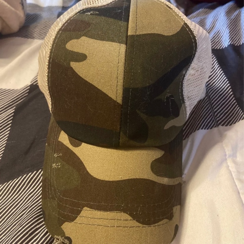 Camo pony tail hat NWOT